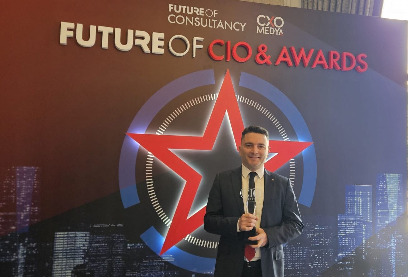 Özgür Genç holding his award at the Future of CIO Awards